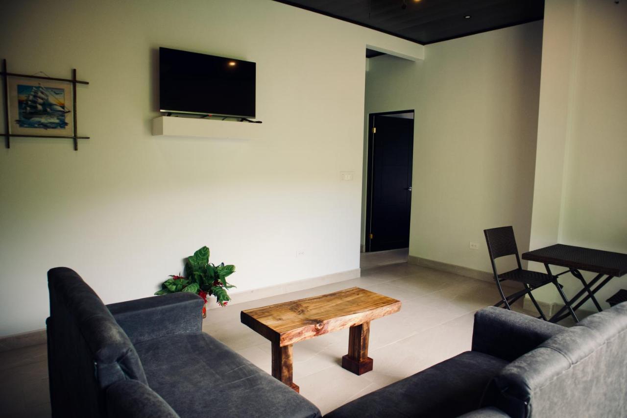Jungle Home With King Beds -5 Minutes From The Beach 우비타 외부 사진